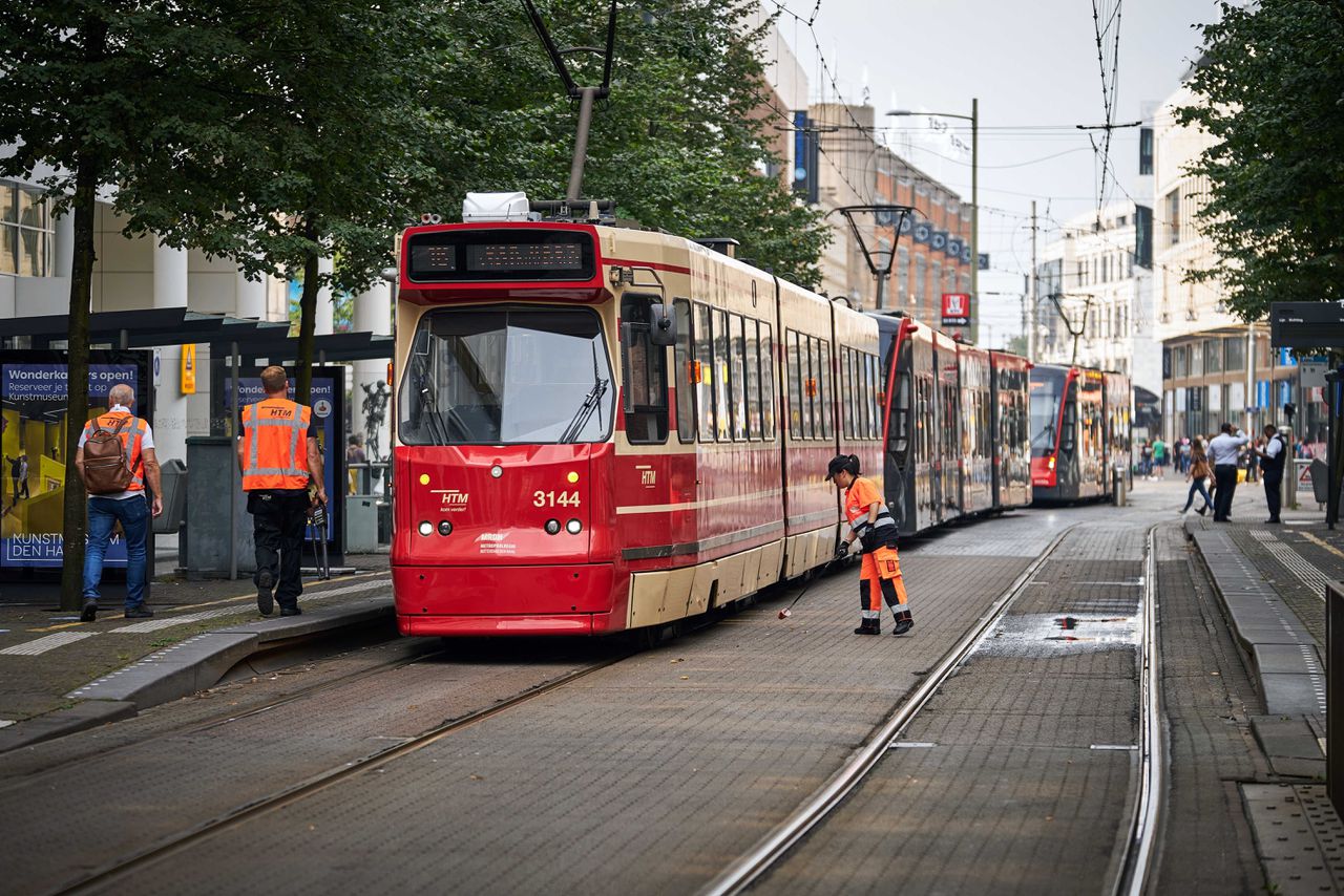 Een tram staat stil op de Kalvermarkt in Den Haag vanwege de stroomstoring.