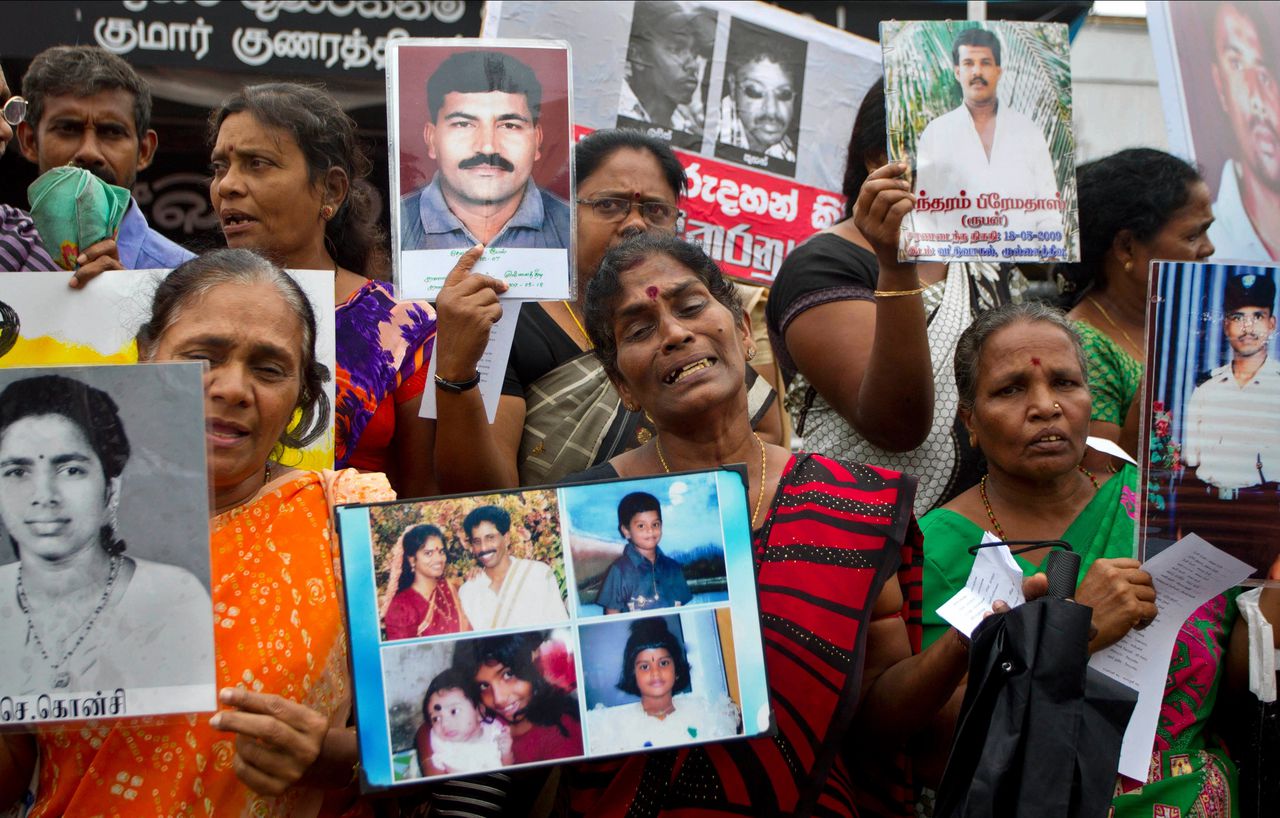 Tamils in Sri Lanka laten foto’s zien van familieleden die vermist zijn geraakt tijdens de burgeroorlog, beeld uit 2015.