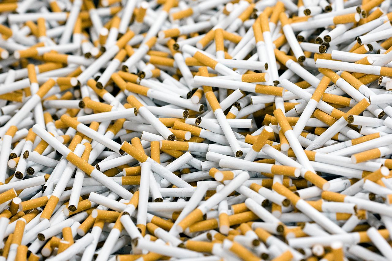 Beeld van sigaretten die in de Philip Morris-fabriek. De fabriek is onderdeel van Philip Morris International.