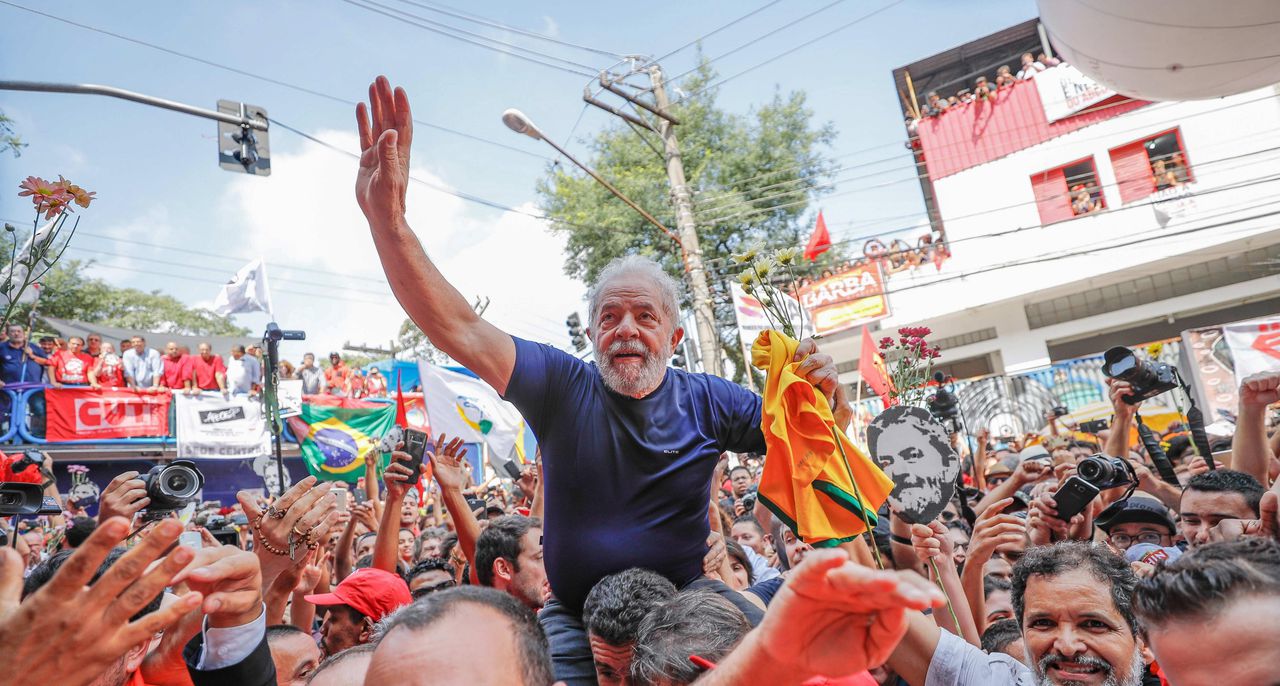 Als een soort gekruisigde Jezus geeft Lula zich alsnog over 