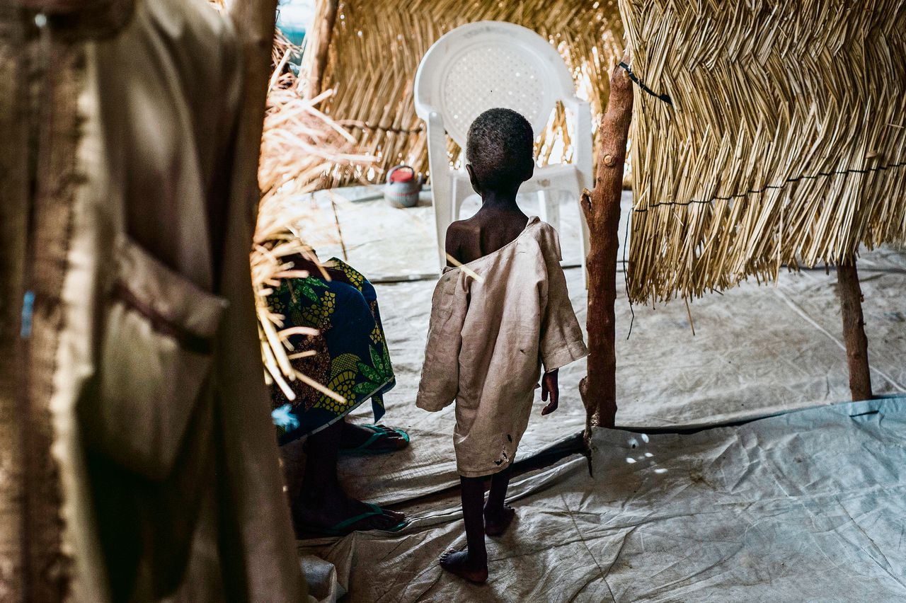 Een jongetje in een vluchtelingenkamp in een buitenwijk van Maiduguri.