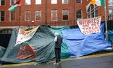 Asielzoekers hebben tentjes opgezet naast het International Protection Office in Dublin. Er is geen accomodatie voor ze, dus krijgen ze geld voor een tentje. 