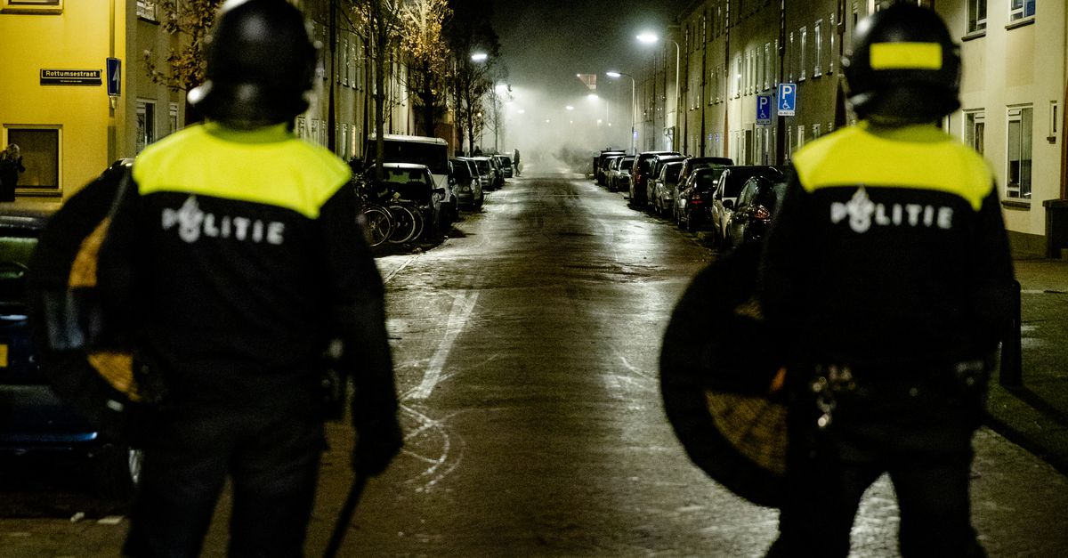 Twaalf arrestaties in Duindorp na weer onrust over vreugdevuren