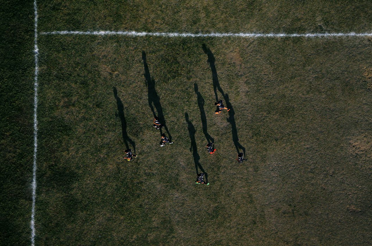 Voetballers ronden een training af op een veld in Rio de Janeiro.