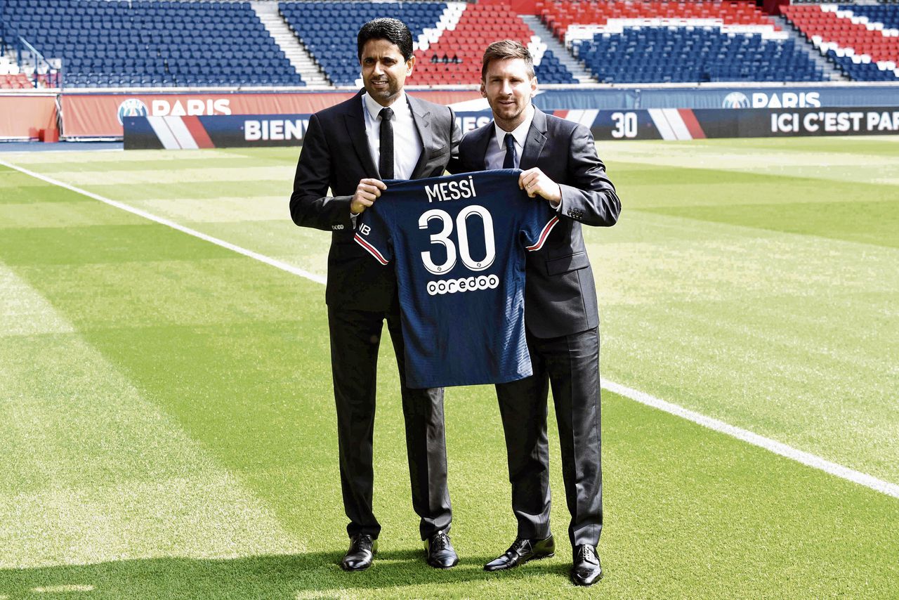 Nasser Al-Khelaifi (links), voorzitter van Paris Saint-Germain, woensdag met Lionel Messi in het Parc des Princes.