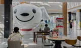 De mascotte van JD, een lachend hondje, is in China zowel online als offline alomtegenwoordig.