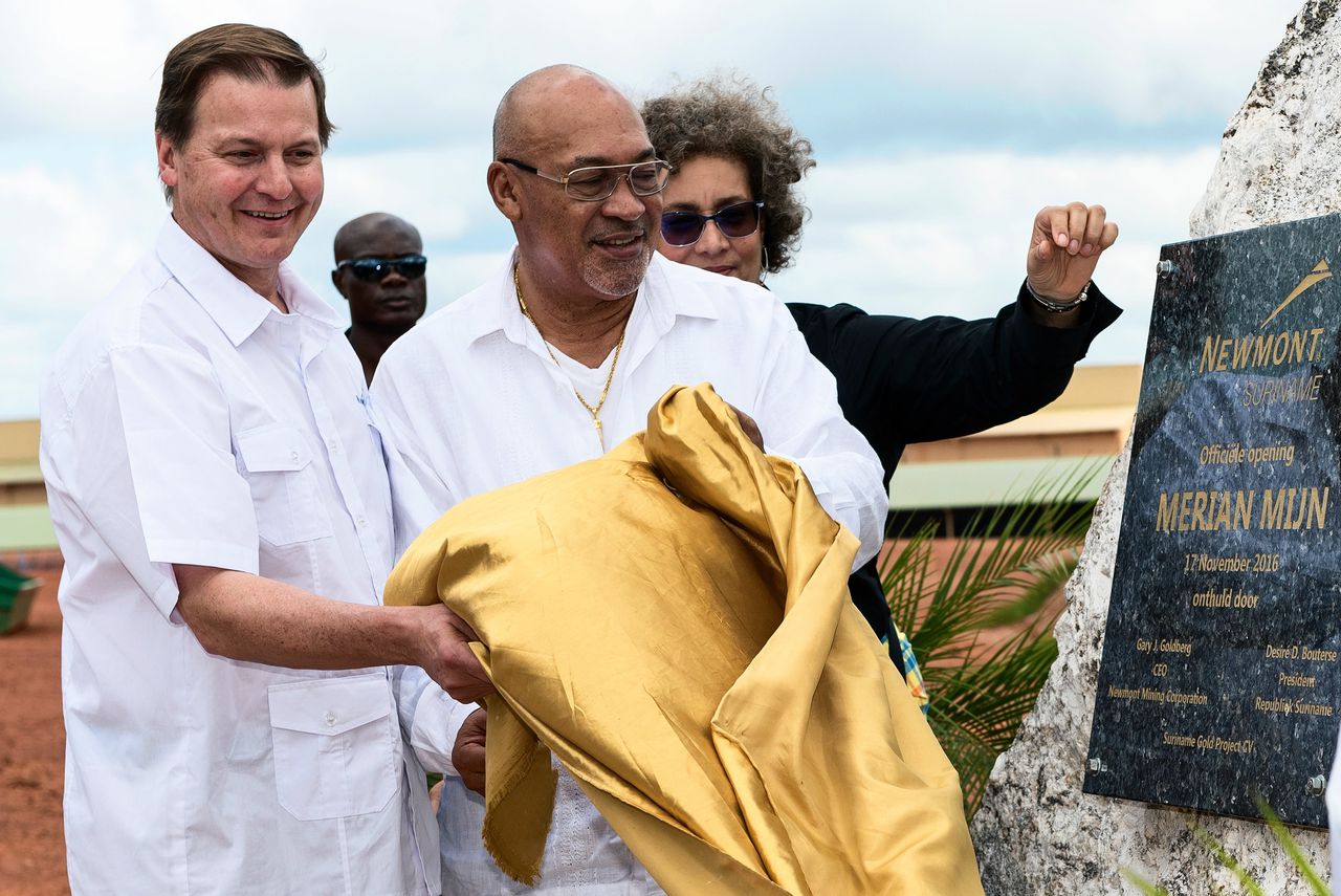 Desi Bouterse (rechts) en CEO van Newmont Gary J. Goldberg (links) verklaren de goudmijn in het oosten van Suriname voor geopend.