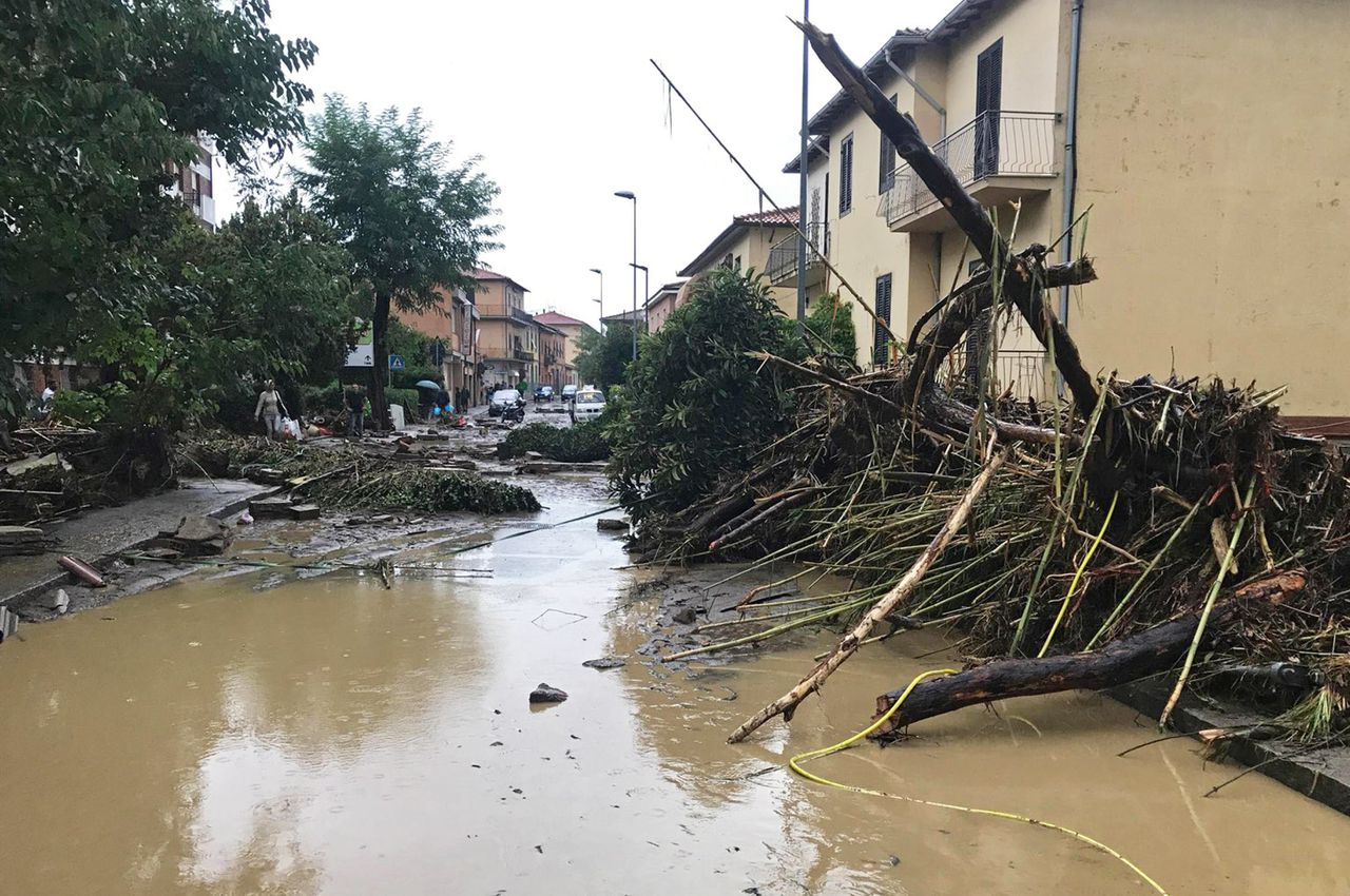 Overstroomde straten in Livorno.