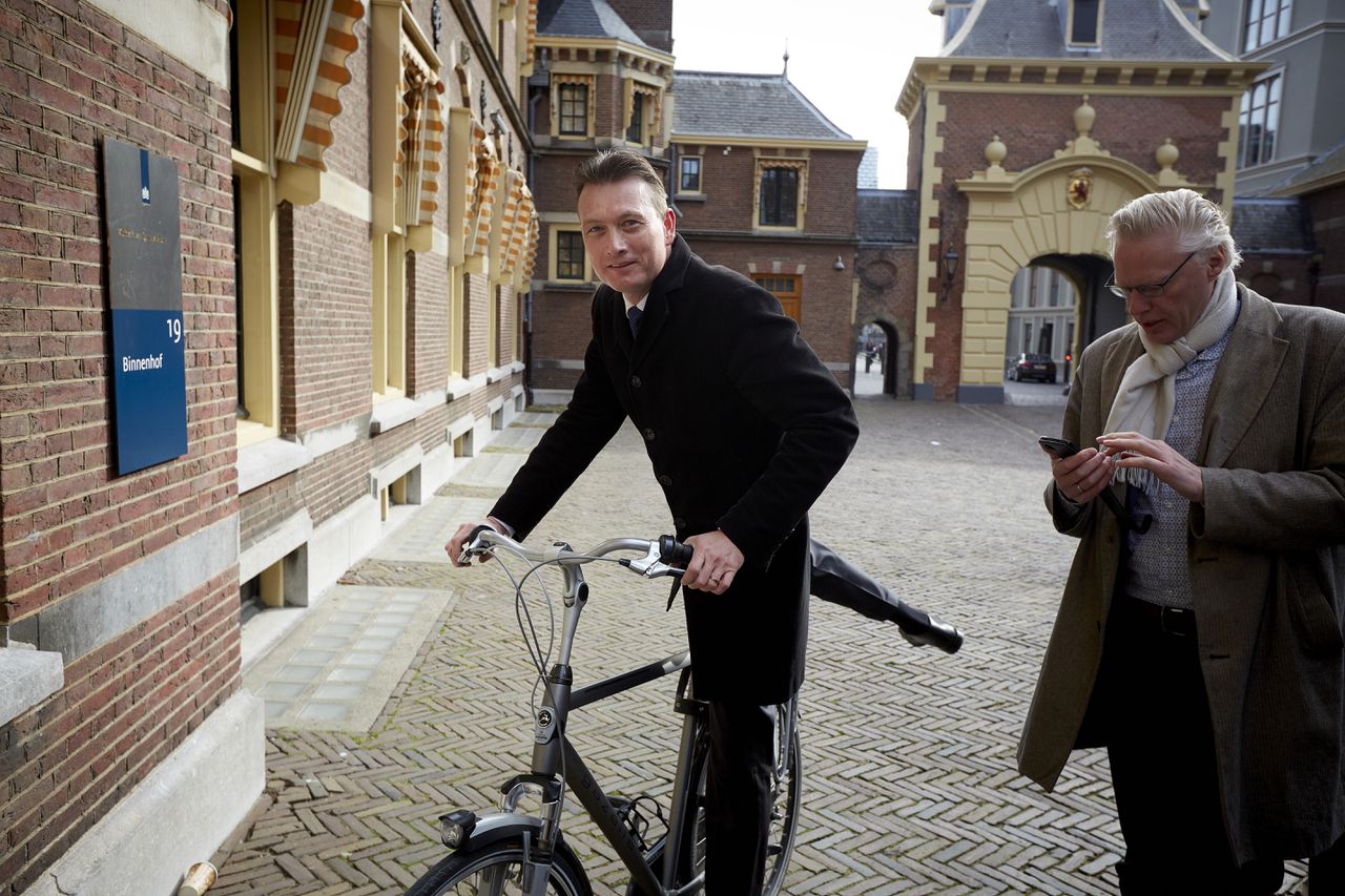 Fractievoorzitter Halbe Zijlstra komt aan op het Binnenhof voor een VVD-topberaad over de illegalenkwestie op het ministerie van Algemene Zaken.