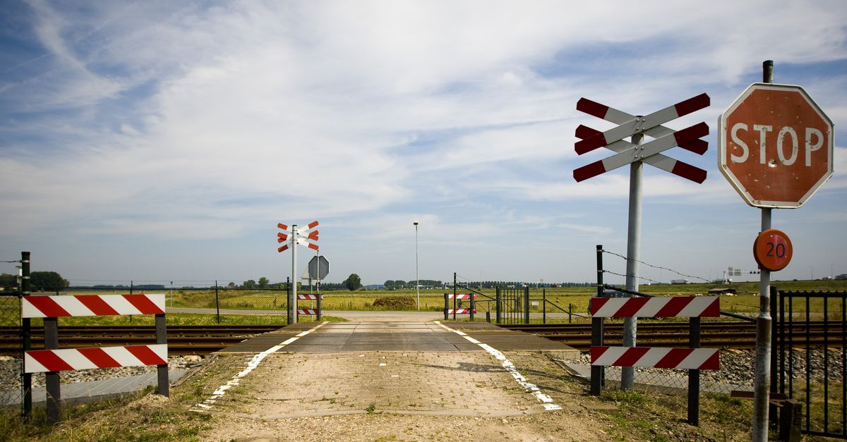 Prorail Begins Closing Unguarded Level Crossings