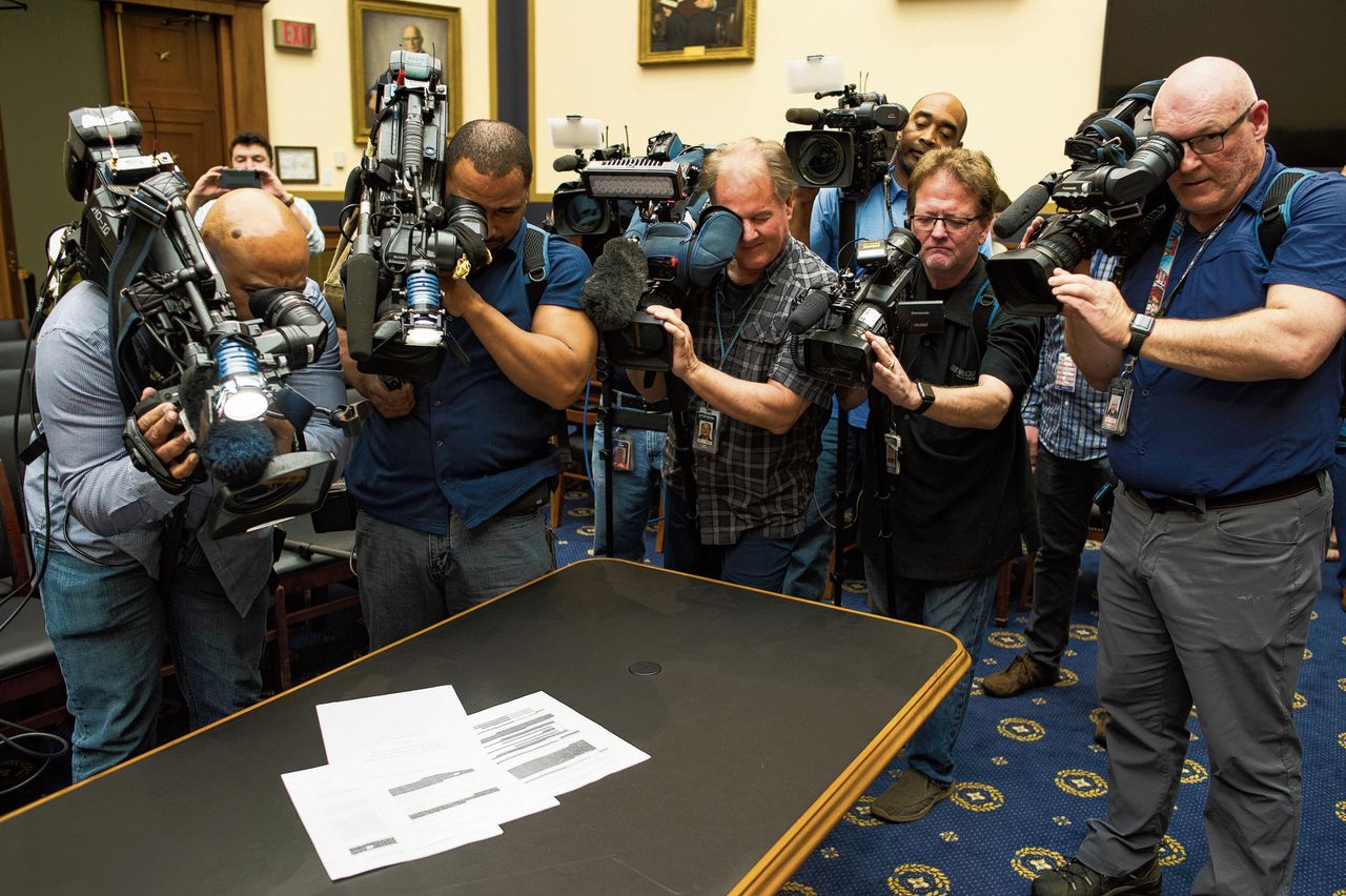 Vier pagina’s uit het Mueller-rapport werden donderdag gefotografeerd door journalisten op Capitol Hill, in de Amerikaanse hoofdstad Washington.