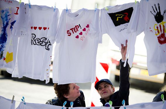 Medewerkers van de vrouwenopvang hangen t-shirts gemaakt door slachtoffers van huiselijk geweld aan een waslijn op het Spui in Den Haag. De actie vond plaats op Internationale Vrouwendag 2001.