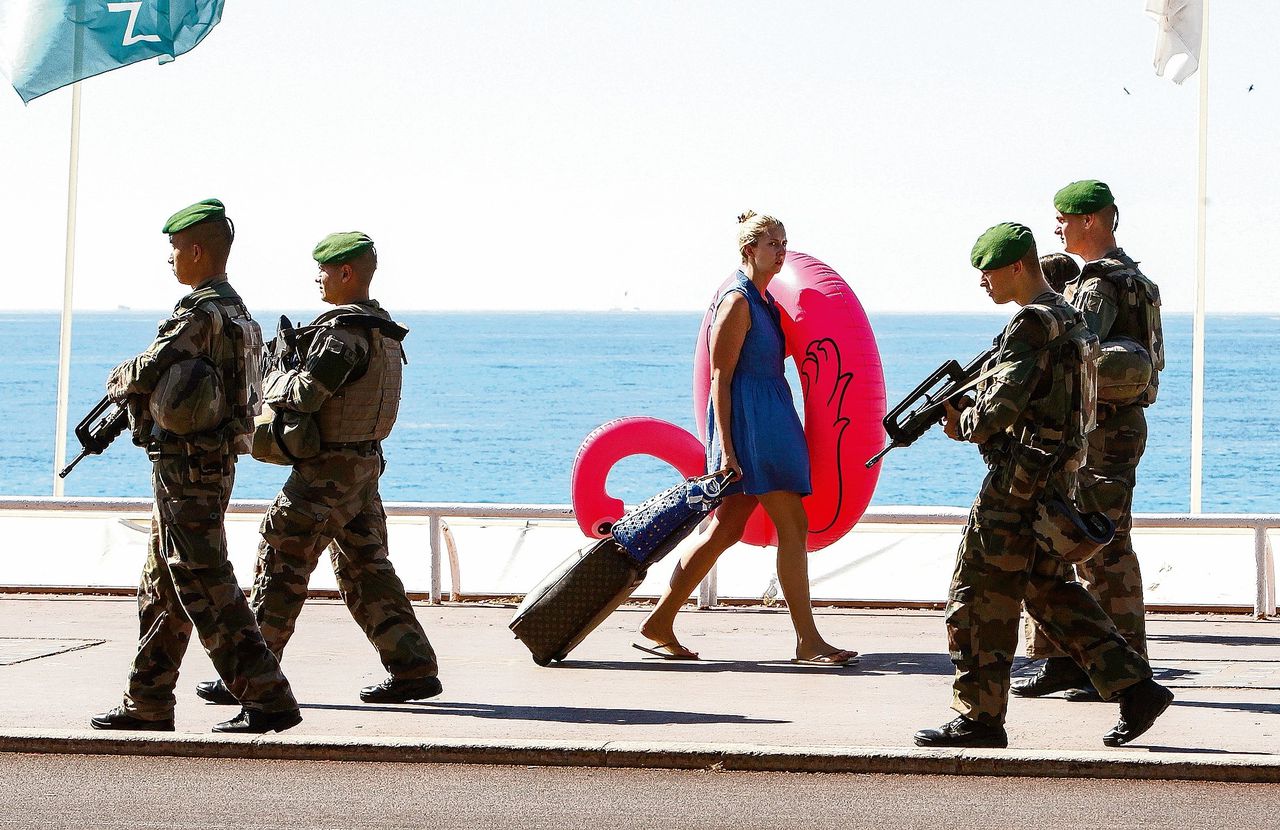 Militairen patrouilleren op de Promenade des Anglais in Nice, een week na de aanslag met een vrachtwagen.