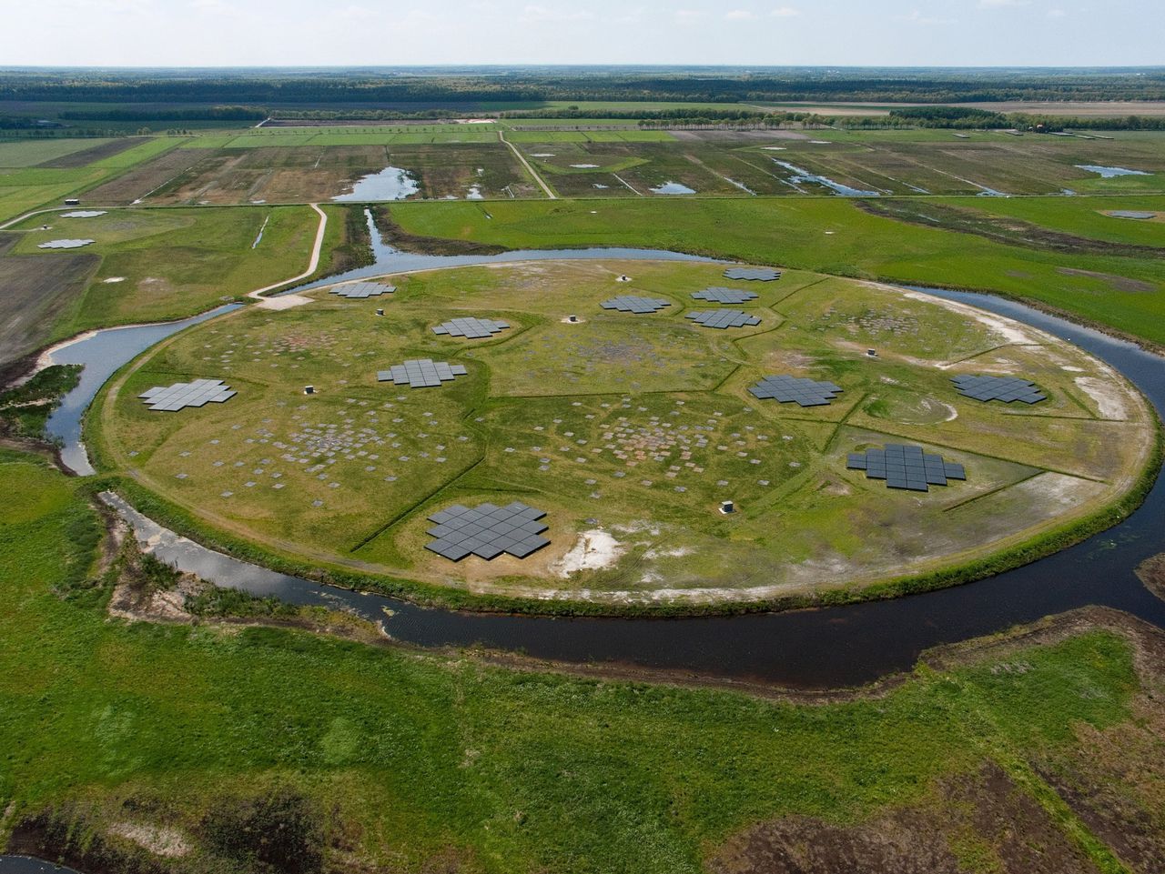 Het hart van Lofar in Drenthe, een radiotelescoop die is opgebouwd uit een groot aantal over Europa verspreide antennes.