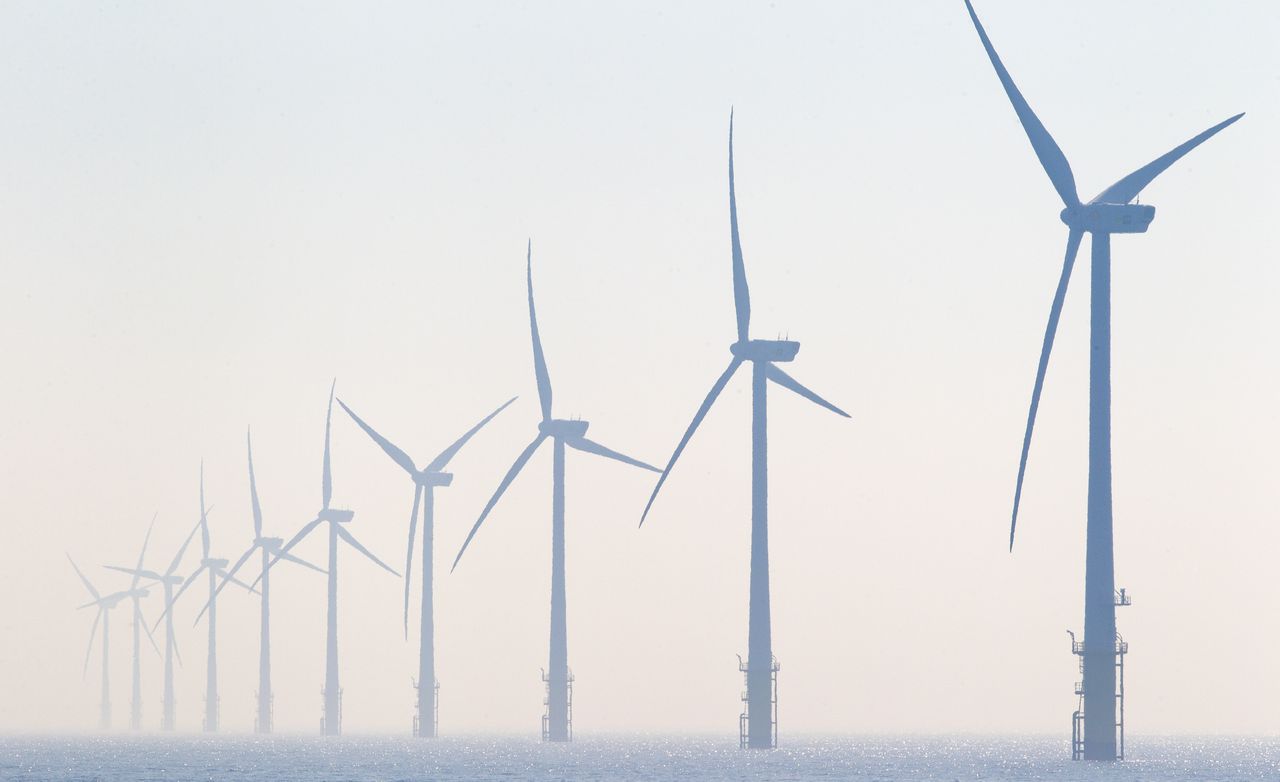 Windturbines in het offshore windpark Egmond aan Zee (OWEZ), het eerste grote windpark dat in de Noordzee voor de Nederlandse kust is gebouwd.