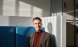 UWV-verzekeringsarts Kevin De Decker voelt soms frustratie over de vele ‘herbeoordelingen’ die hij moet doen. Voor werkgevers is het aantrekkelijk als hun oud-werknemer voor altijd arbeidsongeschikt wordt verklaard.