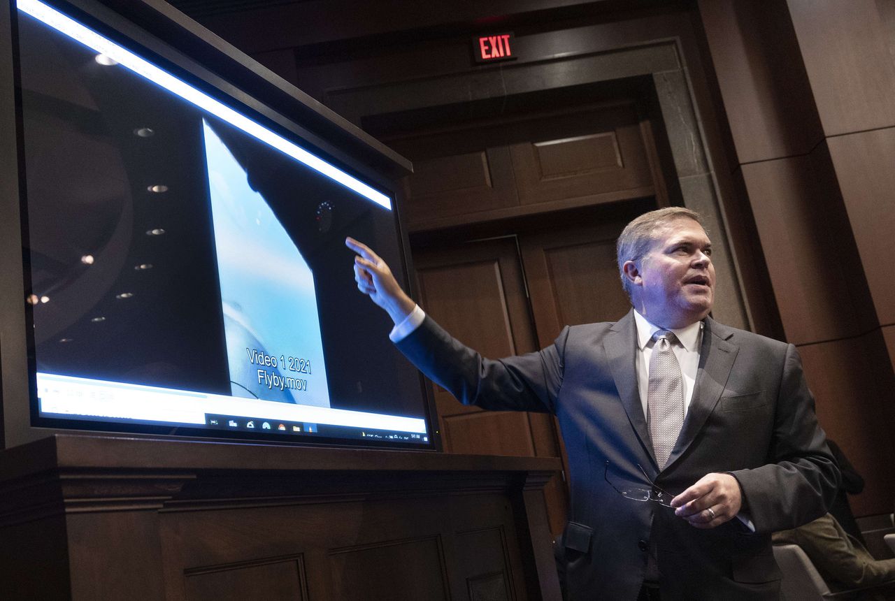 De adjunct-directeur van marine-inlichtingen van het Pentagon, Scott Bray, gaf in mei in het Capitool een presentatie over ufo's.
