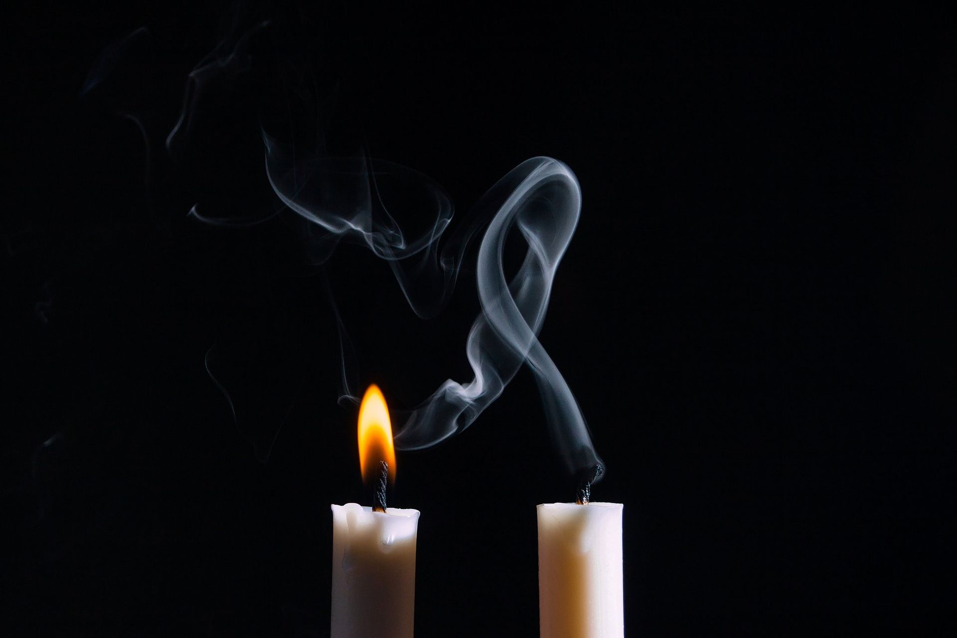 Погасли свечи слушать. Свечка потухла. Потухшая свеча. Погасшая свеча. Две свечи.