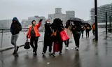 Migrantes indocumentados camino a los tribunales en Rotterdam. 