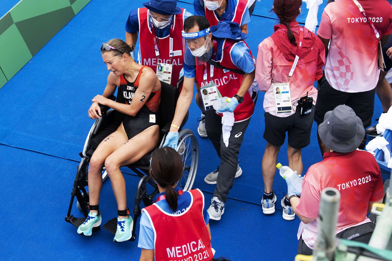 Rachel Klamer komt onverwacht als vierde over de finish tijdens de olympische triatlon.