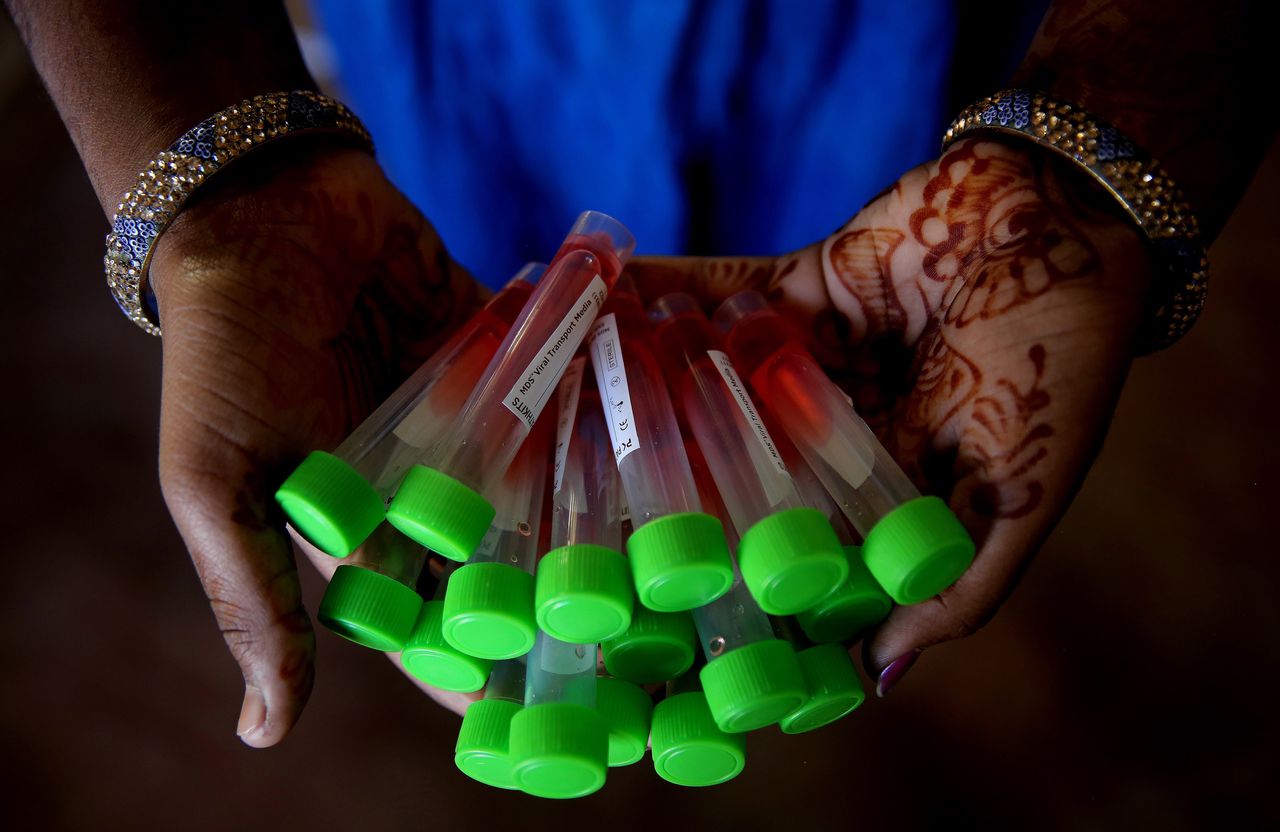 Een gezondheidsmedewerker in India met neus- en keelmonsters die onderzocht zullen worden op aanwezigheid van het coronavirus.