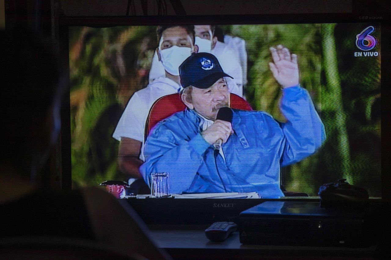Een vrouw kijkt naar een toespraak van de Nicaraguaanse president Daniel Ortega, maandag in Managua.