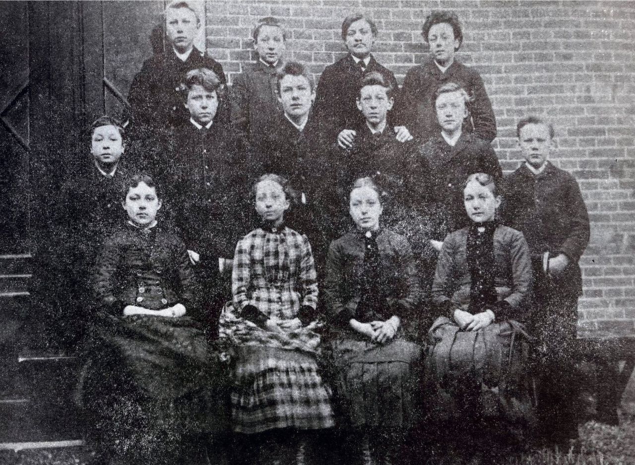 De veertien leerlingen van de hbs van Warffum in 1888.