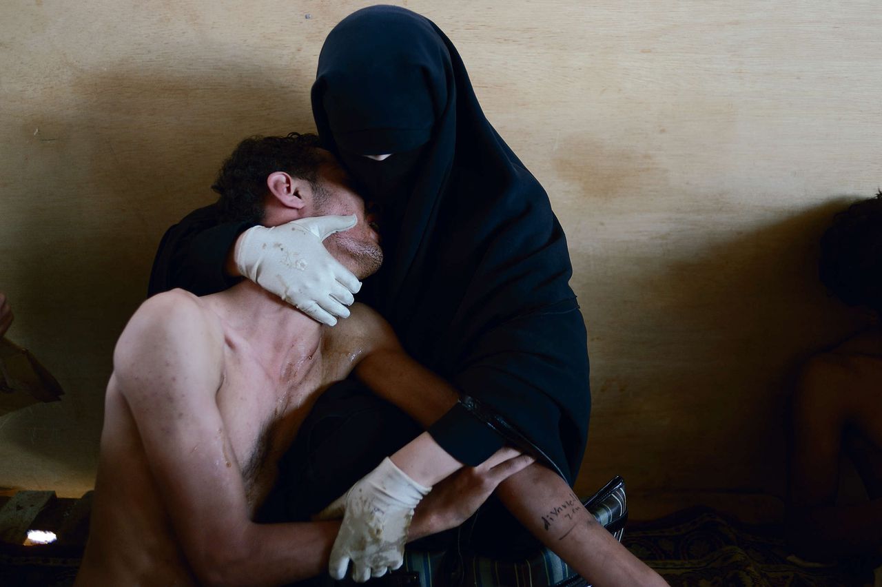 Winnaar van 2011. Een vrouw houdt haar 18-jarige zoon in de armen, die een traangasaanval heeft doorstaan in een demonstratie in Sanaa, Jemen.
