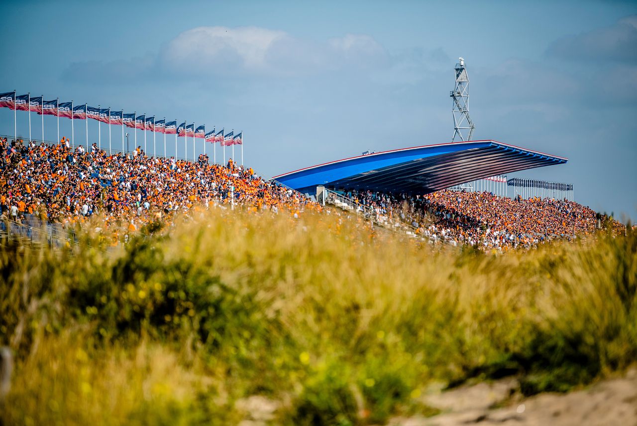 Tribunes vol Oranje-fans op het circuit van Zandvoort.
