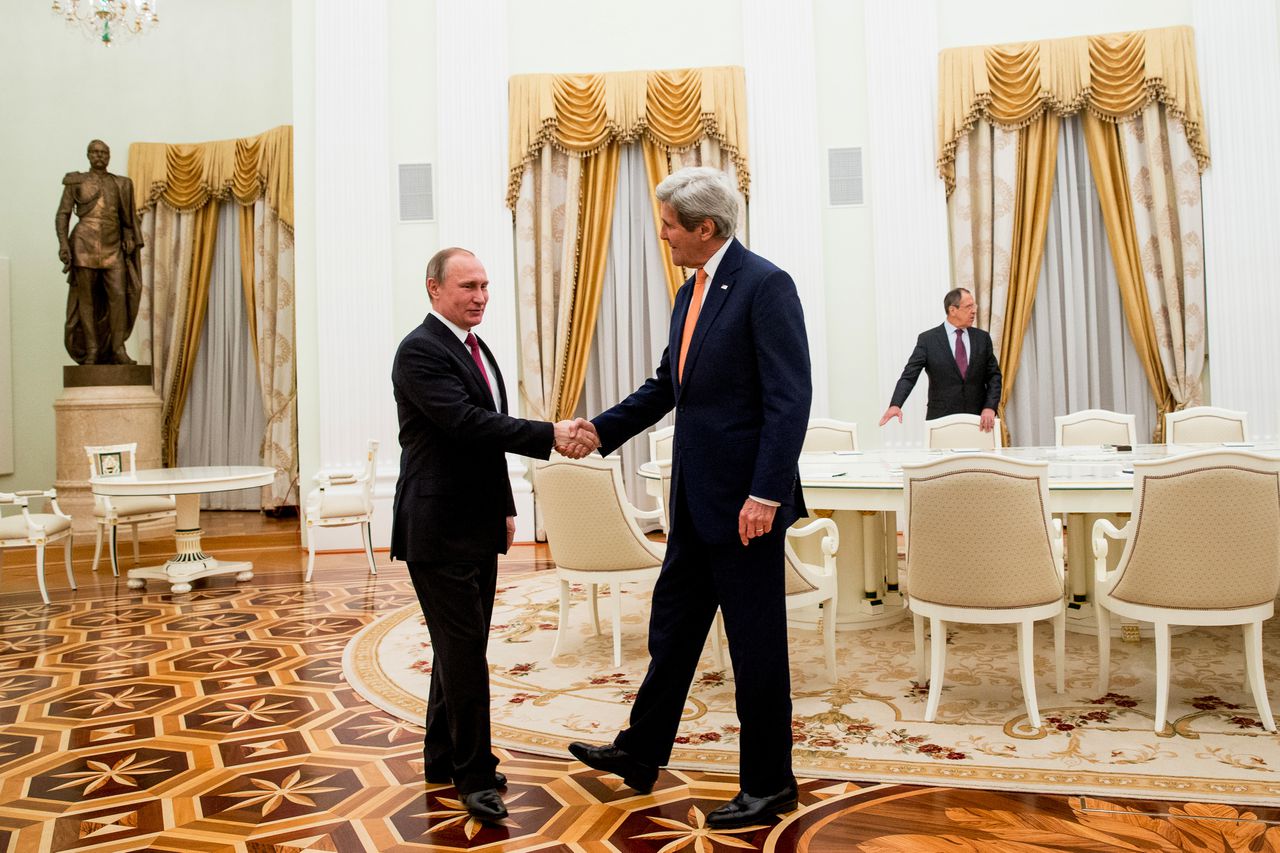 President Poetin en de Amerikaanse minister van Buitenlandse zaken Kerry ontmoeten elkaar in Moskou.