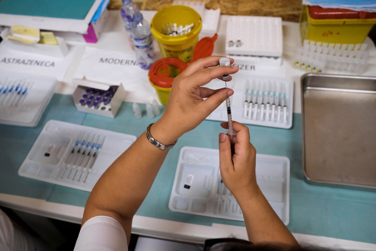 Een zorgmedewerker prepareert een Pfizer-vaccin tegen het coronavirus in Seixal, Portugal.