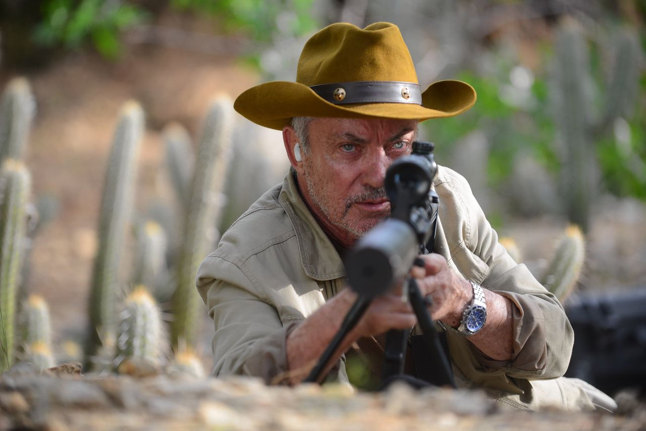 Michael (Udo Kier) leidt een groepje schietgrage ‘toeristen’ in ‘Bacurau’.