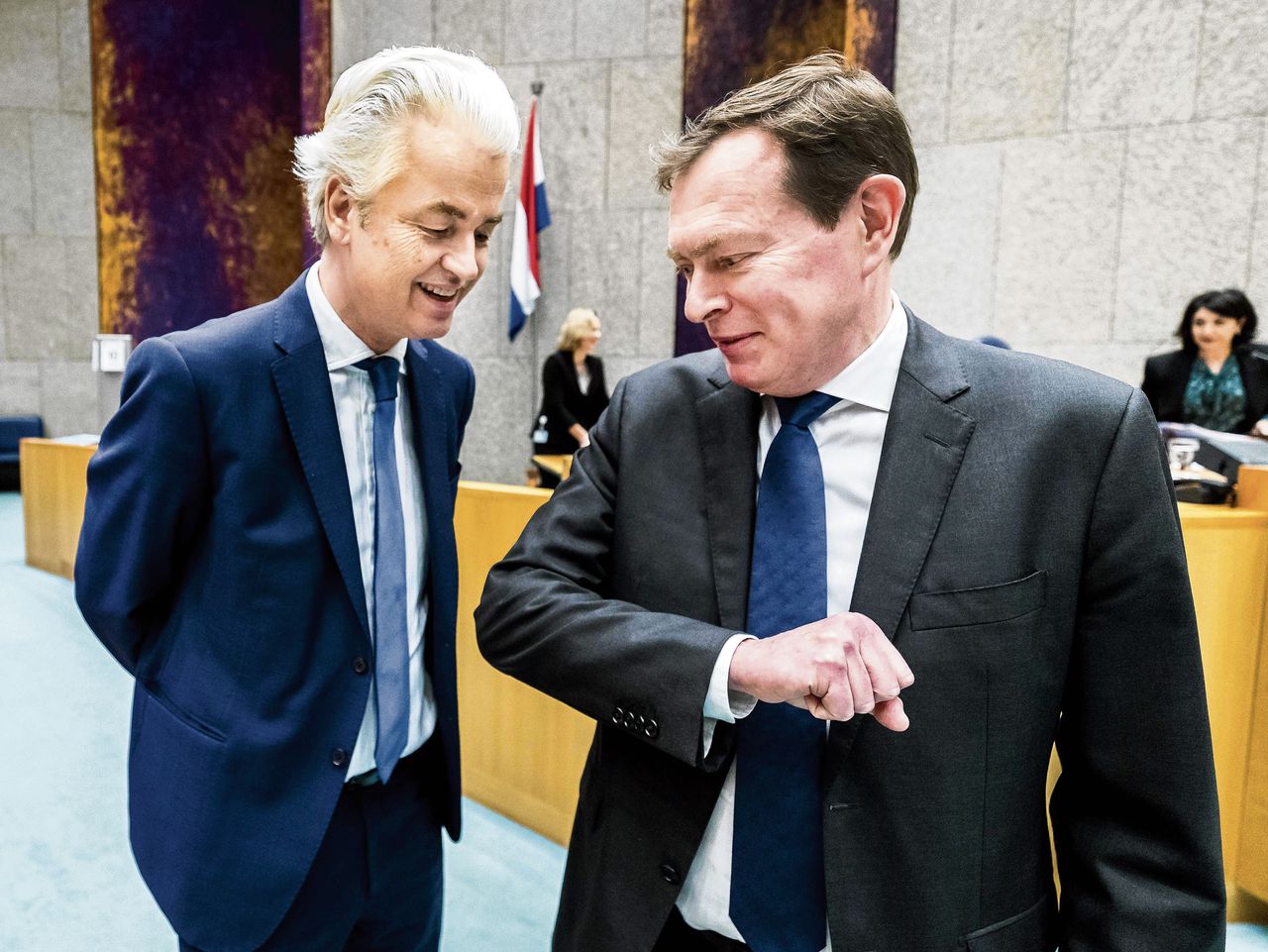 Bruno Bruins geeft Geert Wilders een ‘veilige’ ellebooggroet in de Tweede Kamer. Een week later wordt een debat, met onder anderen Wilders aan de interruptiemicrofoon, Bruins te veel, en zakt hij in elkaar.