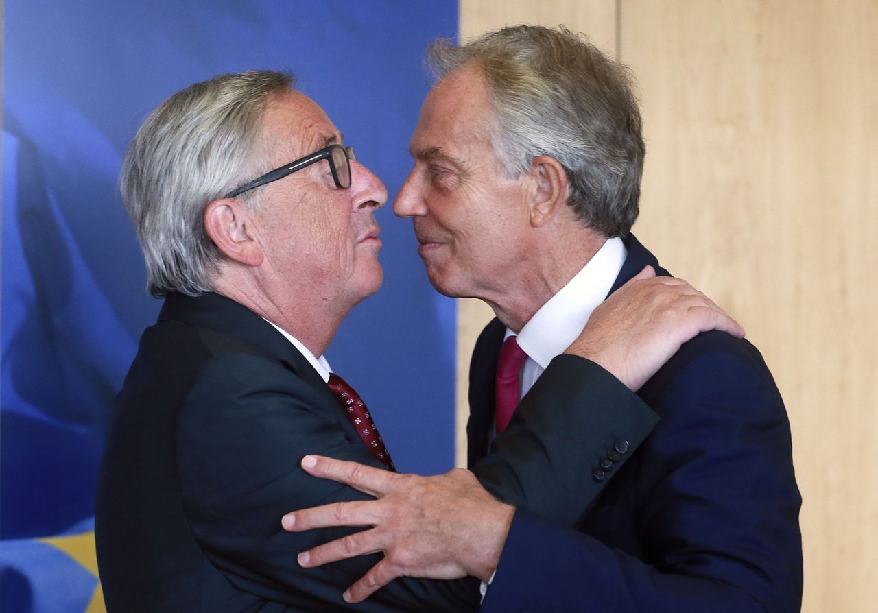 Europese Commissie-voorzitter Jean-Claude Juncker begroet oud-premier Tony Blair in Brussel .
