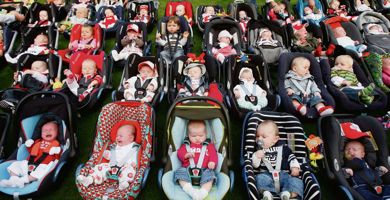 Kinderen in Maxi-Cosi’s, op de jaarlijkse PSV-babyfotodag.