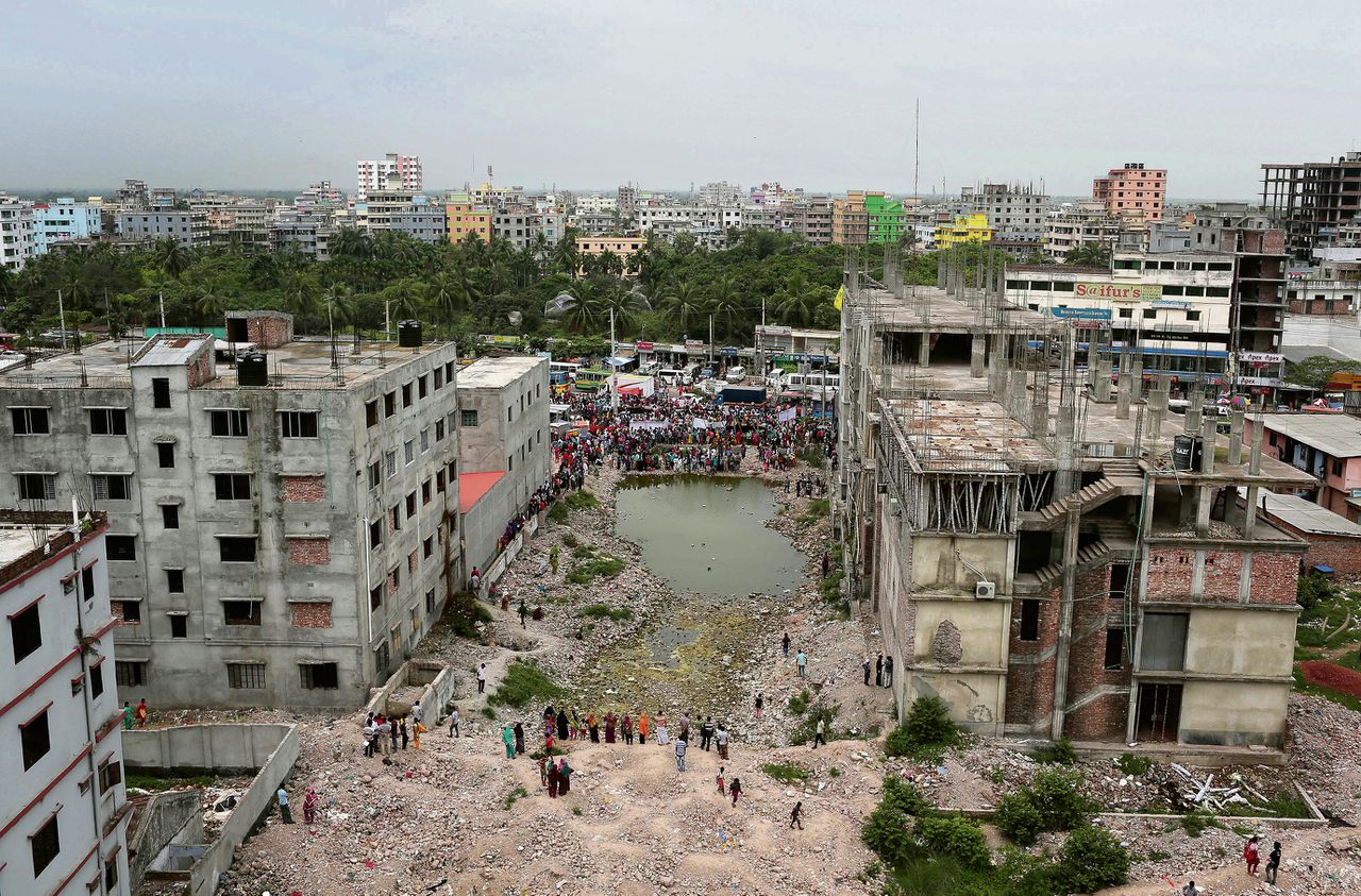 De instorting van het acht verdiepingen tellende complex ‘Rana Plaza’ met textielfabriekjes in Savar. De foto boven is genomen in april 2013, vlak na de instorting. De foto onder is gemaakt in april van dit jaar. Foto’s Abir Abdullah/EPA, A.M. Ahad/AP