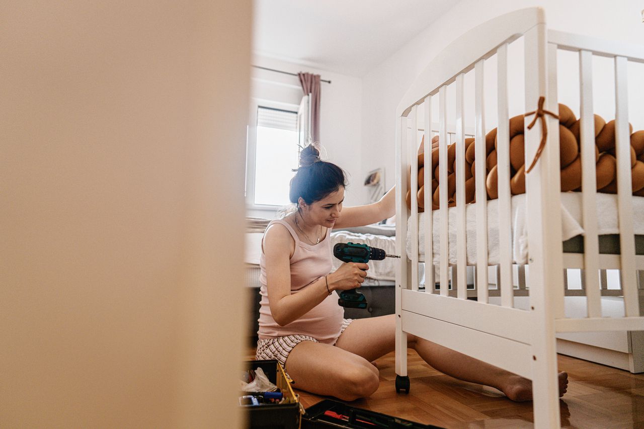 Zwangere vrouwen met een sterkere samenhang in het default mode network in de hersenen hebben een jaar later een betere binding met hun kindje.