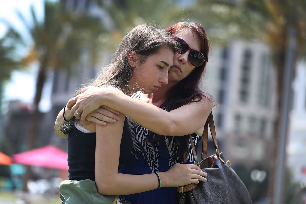 Een moeder omhelst haar dochter bij een herdenkingsplaats in Orlando voor de slachtoffers van de schietpartij.