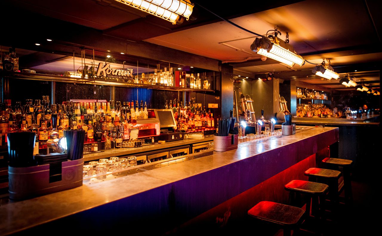 De bar van club Bitterzoet in het centrum van Amsterdam. De maatregel om nachtclubs te sluiten lijkt goed te hebben gewerkt tegen de coronabesmettingen.