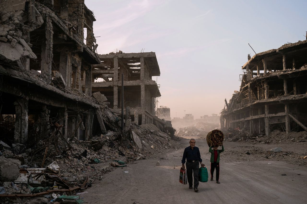 Kapotgeschoten straat in Mosul, Irak.