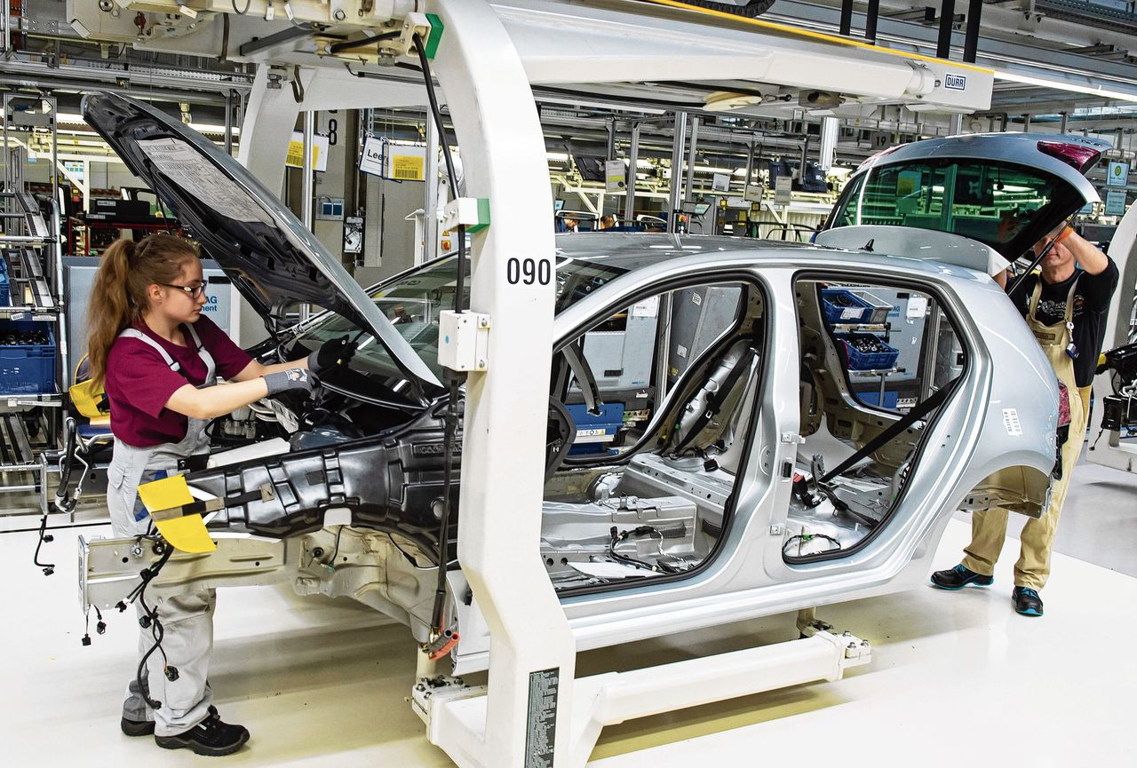 Werknemers zetten een Volkswagen Golf in elkaar in de Volkswagen AG-fabriek in het Duitse Zwickau.