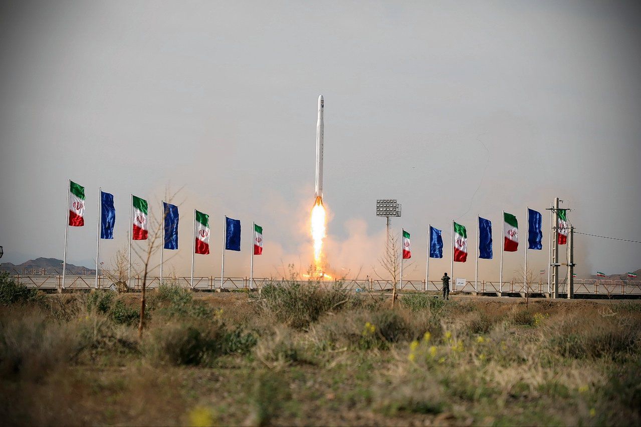 De lancering van de raket van het voorheen onbekende type Ghased met aan boord de satelliet Noor.