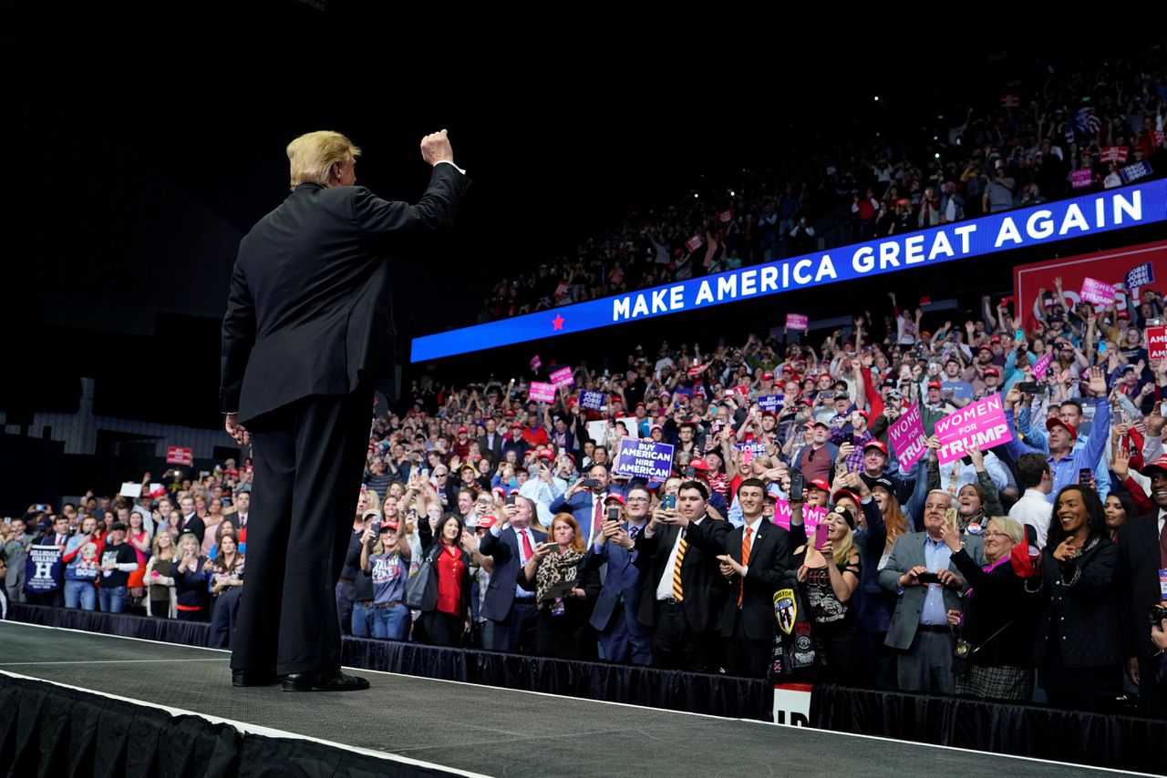 President Trump begroet zijn publiek in Grand Rapids, Michigan.