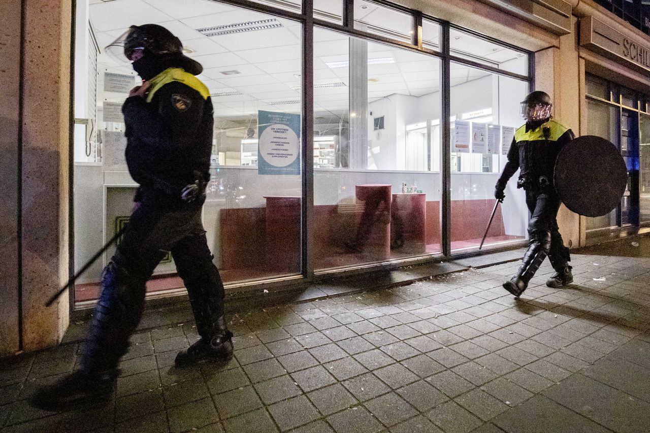 De politie heeft opnieuw arrestaties verricht in de Haagse Schilderswijk, waar het al een aantal nachten op rij onrustig is.