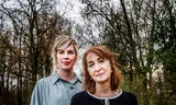 Hilde Bakker (delante) y Djoeke Ardon (detrás) de Movisie.