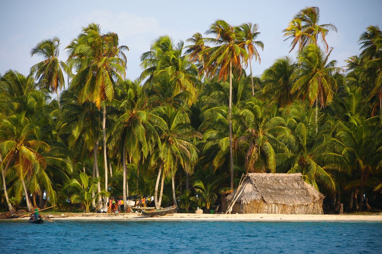 Kuna-indianen op een van de San Blas-eilanden, aan de Caribische kust van Panama. Na de kolonisatie door de Spanjaarden bleef dit indianenvolk alleen nog bestaan op deze eilandengroep.