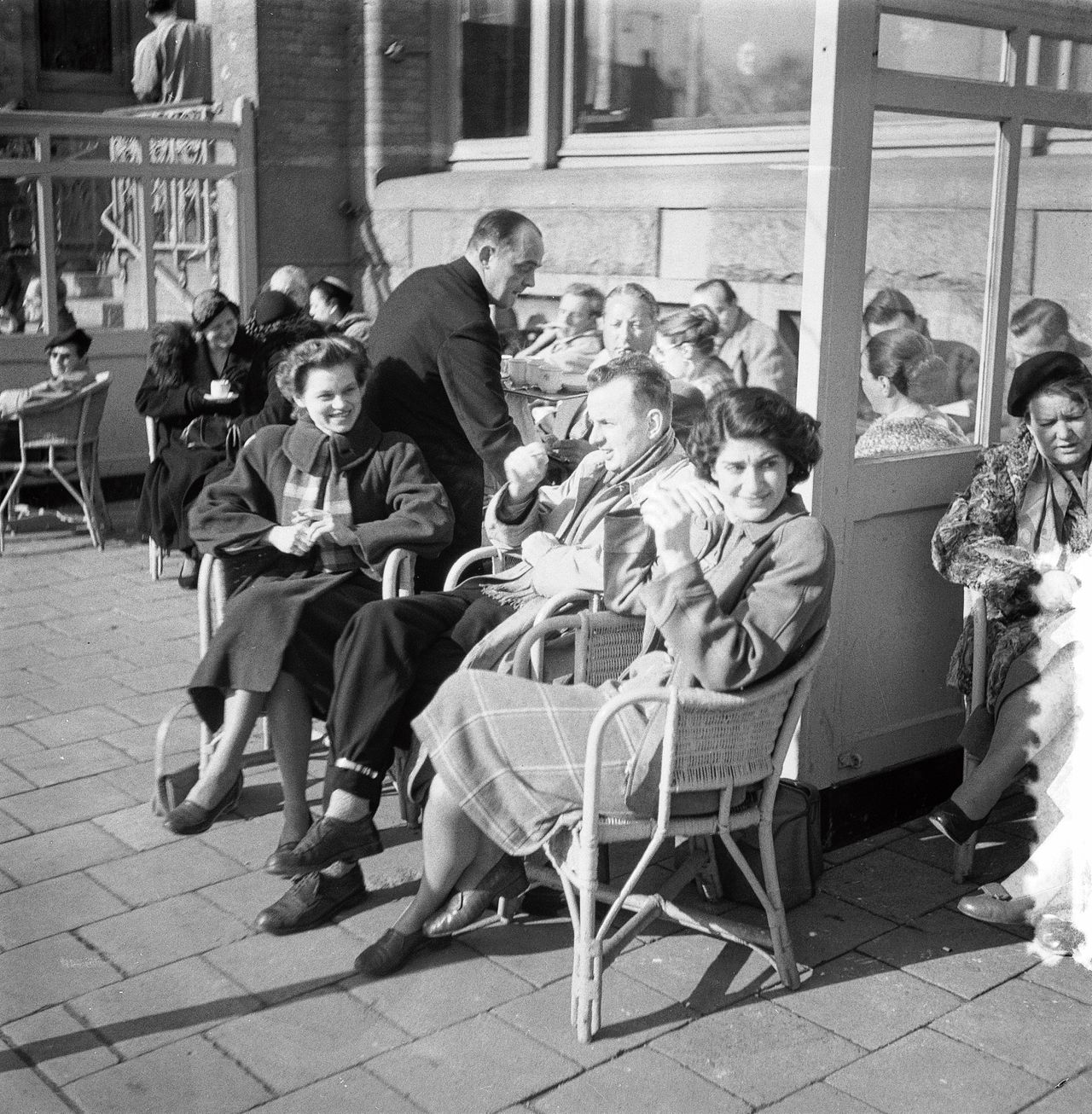 Terras van Café Americain in Amsterdam (1953).