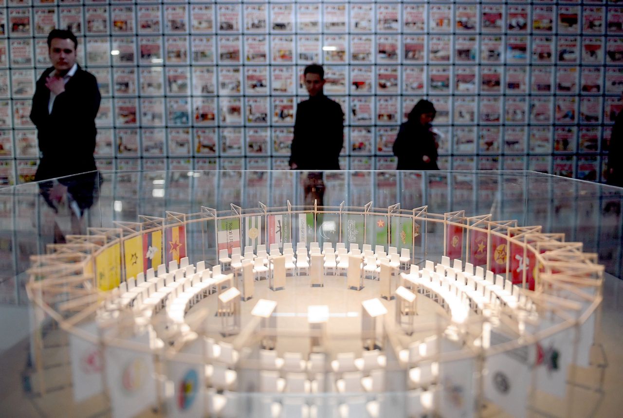 ‘New World Summit’ van Jonas Staal op de Berlin Biennale in 2012.