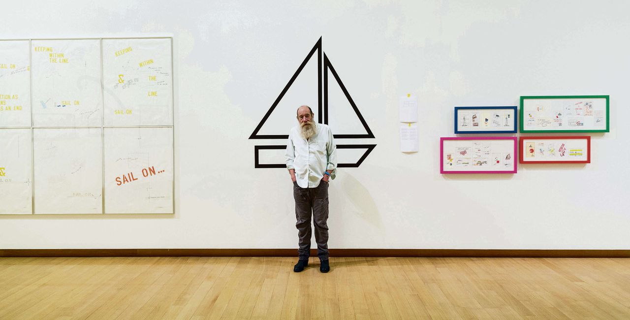 Kunstenaar Lawrence Weiner in 2013 op zijn overzichtstentoonstelling ‘Written on the Wind’, in het Stedelijk Museum in Amsterdam.