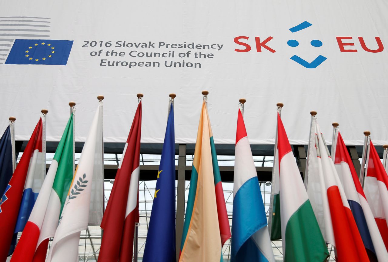 Vlaggen onder het logo van de huidige EU-voorzitter, Slowakije.